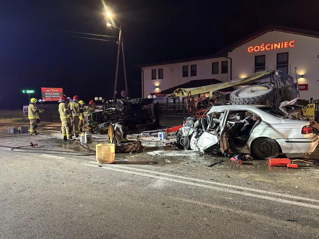 wypadek, zderzenie, samochód osobowy, ciągnik, opryskiwacz