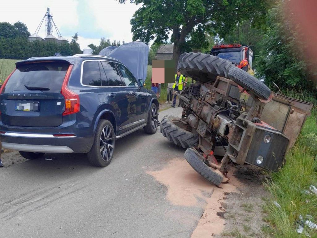 ciągnik rolniczy, wypadek, zdarzenie drogowe, ranny traktorzysta, psp człuchów, kpp człuchów