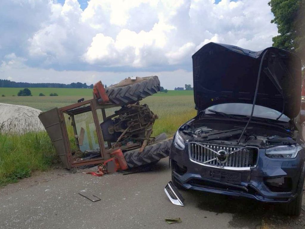 ciągnik rolniczy, wypadek, zdarzenie drogowe, ranny traktorzysta, psp człuchów, kpp człuchów