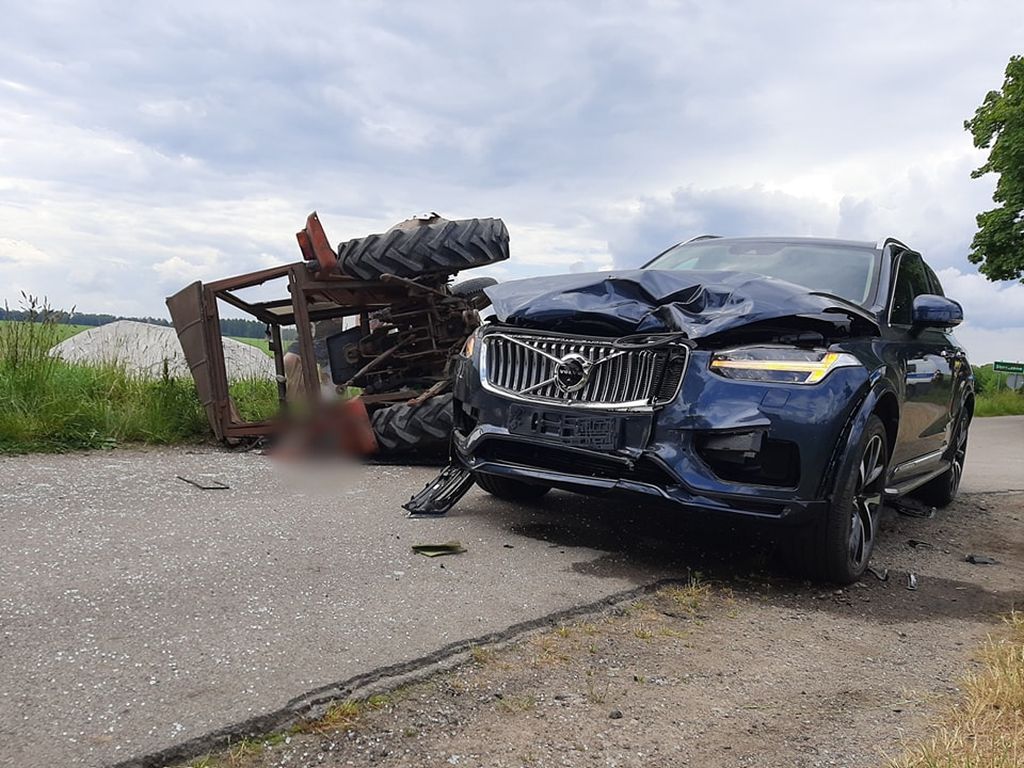 ciągnik rolniczy, wypadek, zdarzenie drogowe, ranny traktorzysta, psp człuchów, kpp człuchów