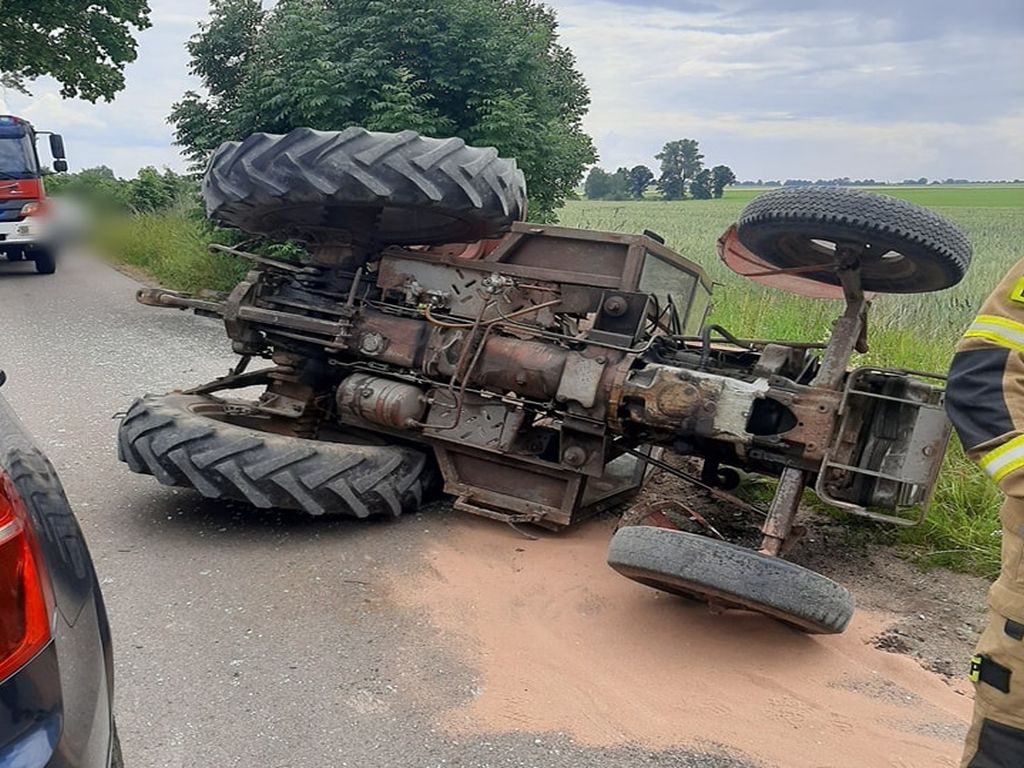 ciągnik rolniczy, wypadek, zdarzenie drogowe, ranny traktorzysta, psp człuchów, kpp człuchów