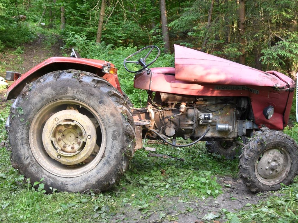 kpp janów lubelski, wypadek, las, wywrócony ciągnik, śmierć traktorzysty
