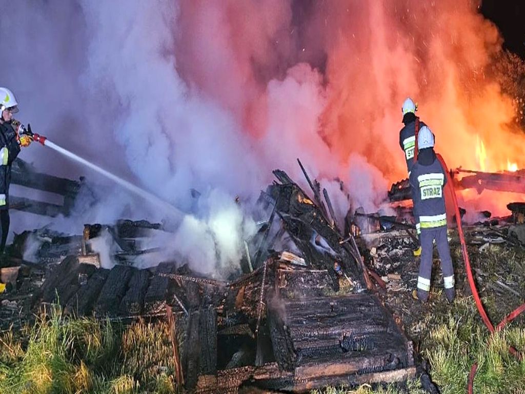 km psp kielce, pożar, stodoła, zawalenie budynku, pogorzelisko
