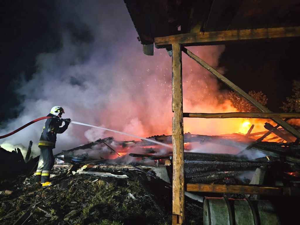 km psp kielce, pożar, stodoła, zawalenie budynku, pogorzelisko