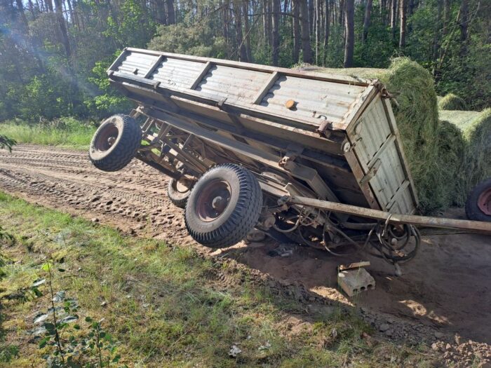 kp psp kolno, wypadek, przyczepa, wymiana koła, bela, siano