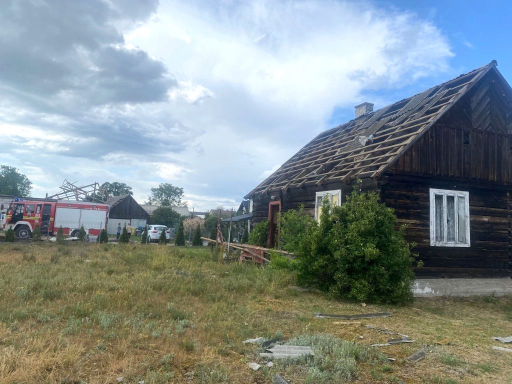 kp psp przasnysz, zerwany dach, obora, szkody, wiatr, wichura