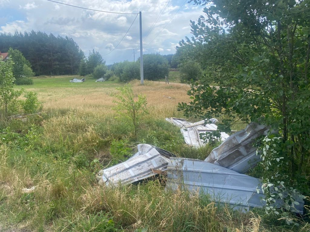 kp psp przasnysz, zerwany dach, obora, szkody, wiatr, wichura
