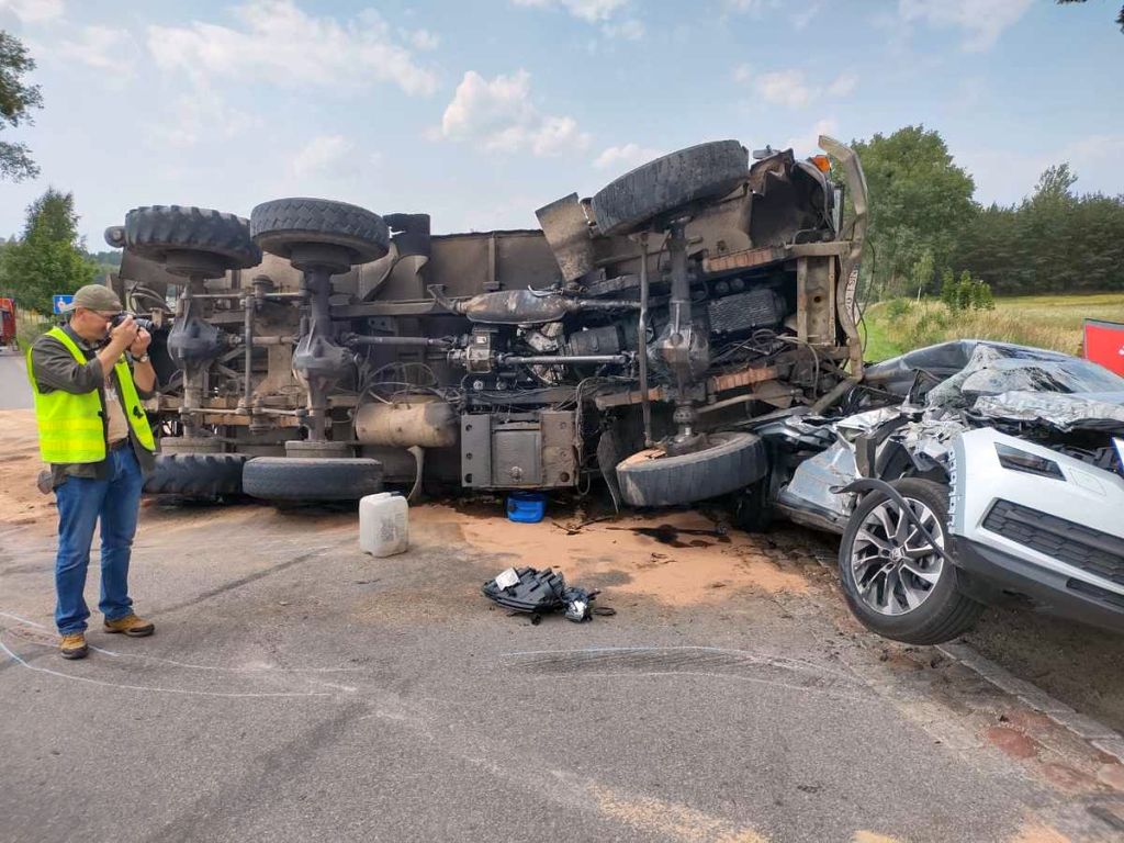 wypadek, ciężarówka, samochód, drewno, przewóz drewna