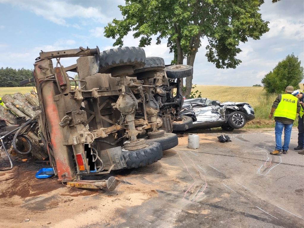 wypadek, ciężarówka, samochód, drewno, przewóz drewna