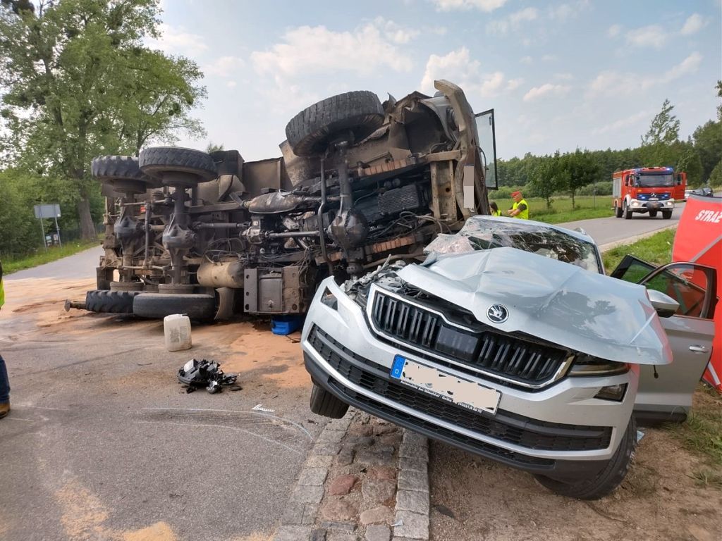 wypadek, ciężarówka, samochód, drewno, przewóz drewna
