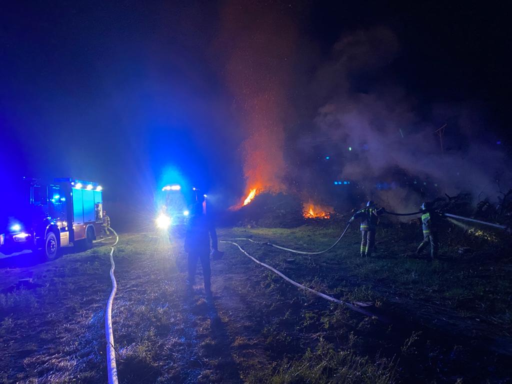 kp psp sandomierz, pożar, sad, drzewa owocowe, drewno