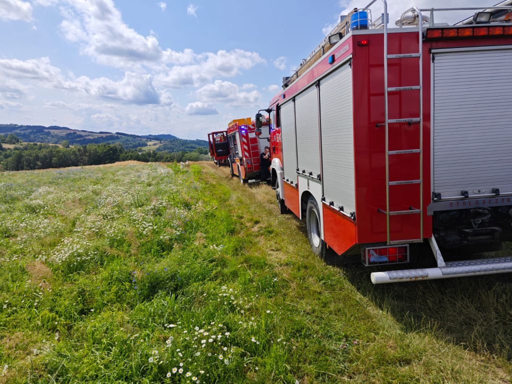 kmp tarnów, wypadek, kobiety, poszkodowane, wywrócony ciągnik, prace leśne