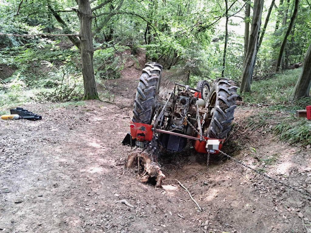 kmp tarnów, wypadek, kobiety, poszkodowane, wywrócony ciągnik, prace leśne