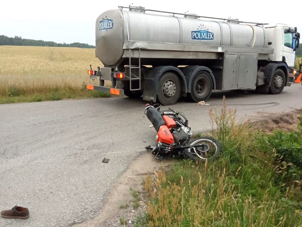 kpp przasnysz, kp psp przasnysz, wypadek, zderzenie, mleczarka, transport mleka, motocykl