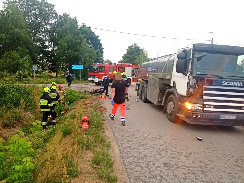 kpp przasnysz, kp psp przasnysz, wypadek, zderzenie, mleczarka, transport mleka, motocykl
