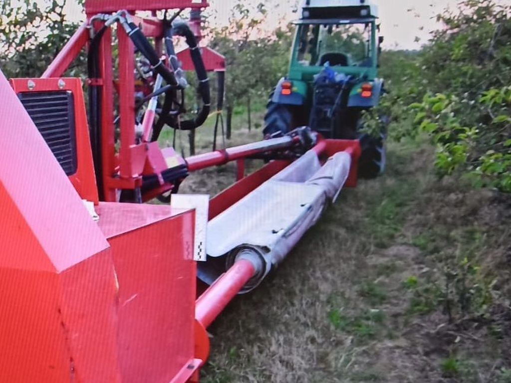 kpp opole lubelskie, wypadek, prace polowe, zbiór wiśni, zbiór owoców, maszyna, ranny mężczyzna
