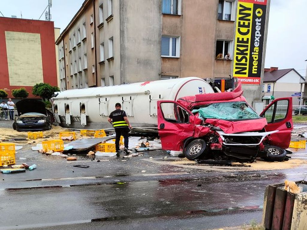 kpp żuromin, wypadek, zdarzenie drogowe, pasze, pieczywo