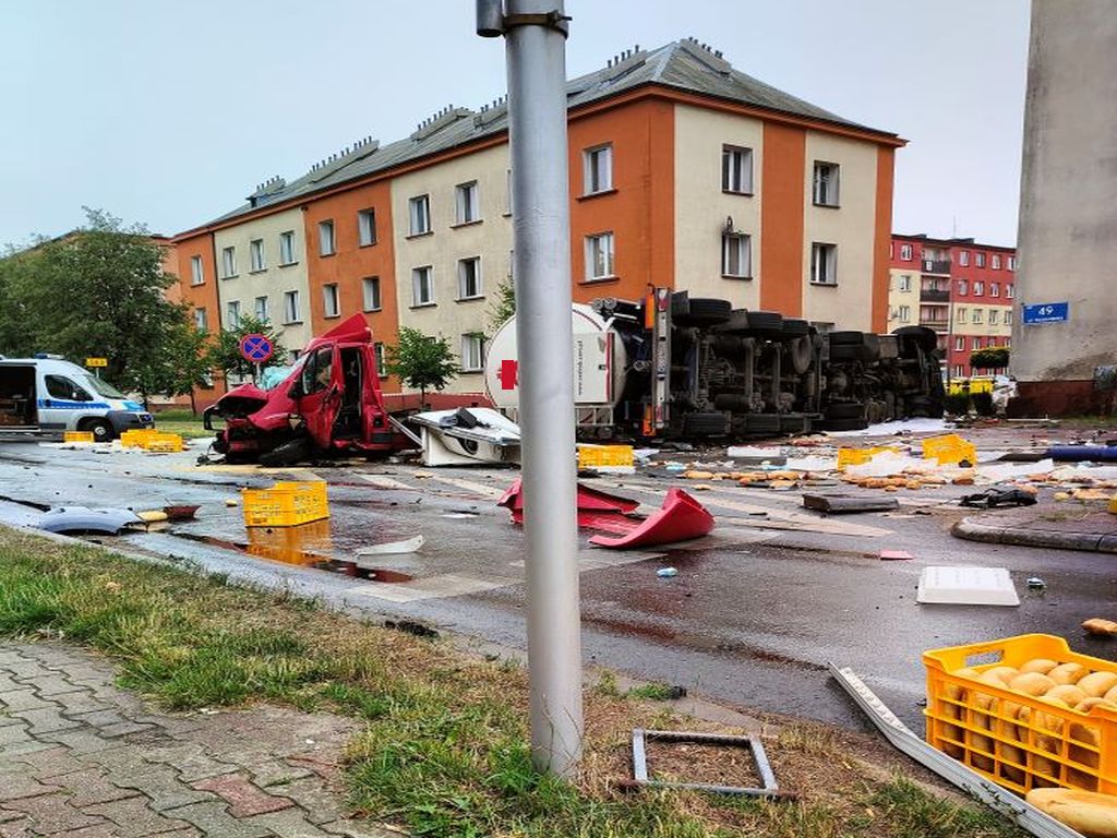 kpp żuromin, wypadek, zdarzenie drogowe, pasze, pieczywo