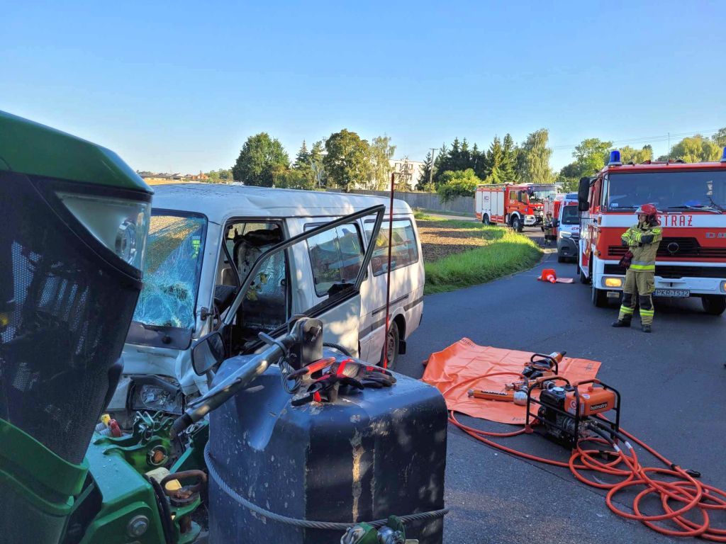 kp psp krotoszyn, wypadek, zderzenie, bus, ciągnik