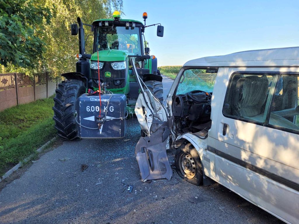 kp psp krotoszyn, wypadek, zderzenie, bus, ciągnik