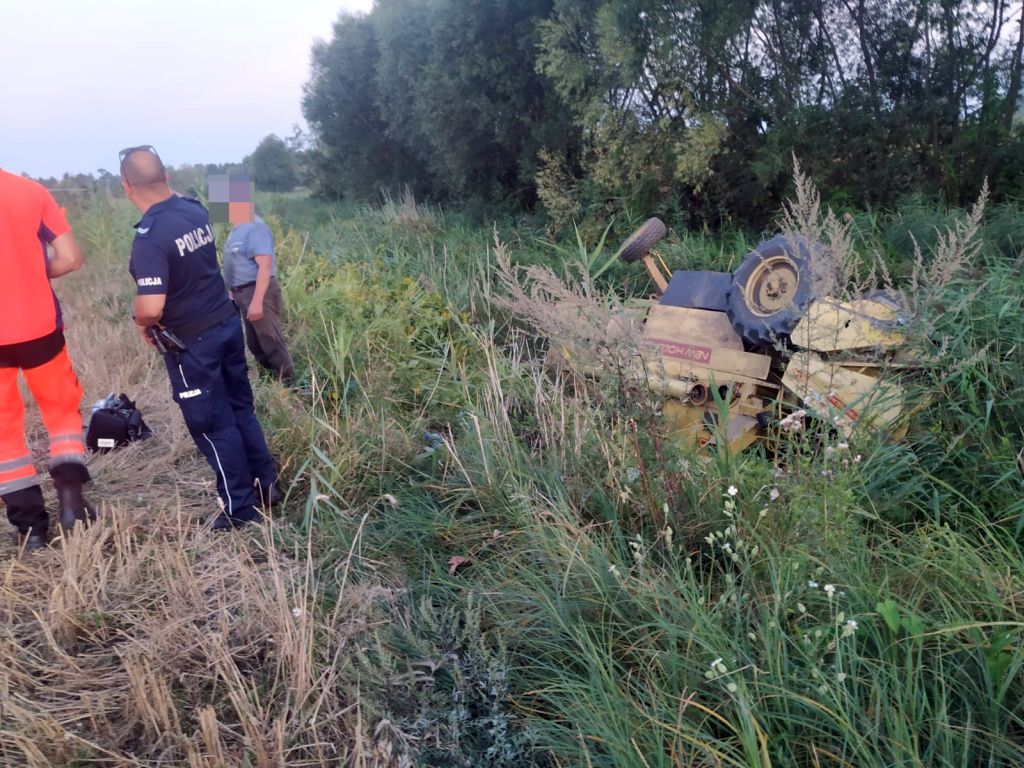 kp psp kraśnik, wypadek, kombajn, wywrócony kombajn, rów melioracyjny, przygnieciony kombajnista