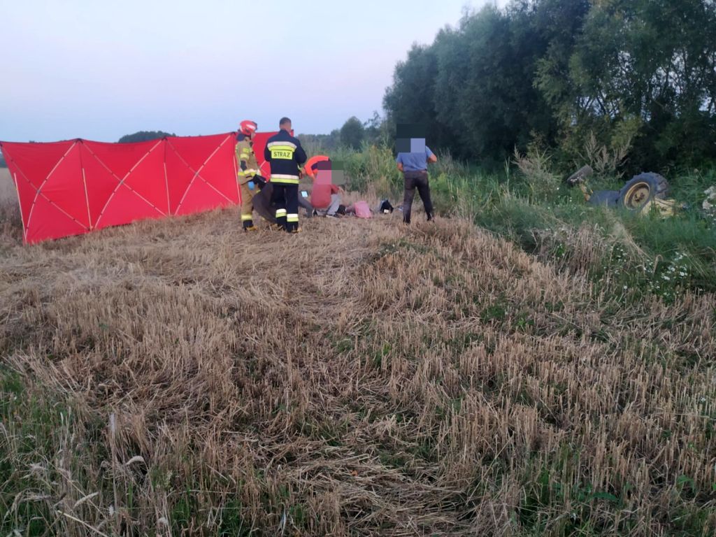 kp psp kraśnik, wypadek, kombajn, wywrócony kombajn, rów melioracyjny, przygnieciony kombajnista