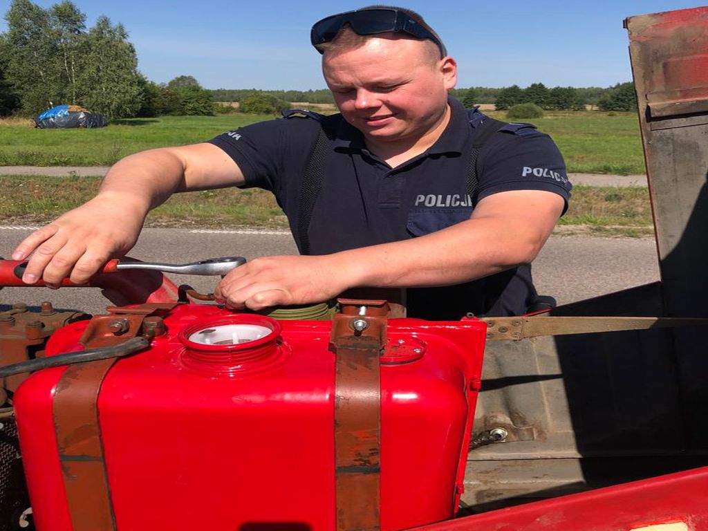 kpp hajnówka, policja bydgoszcz, senior, zepsuty ciągnik, awaria, brak paliwa, interwencja