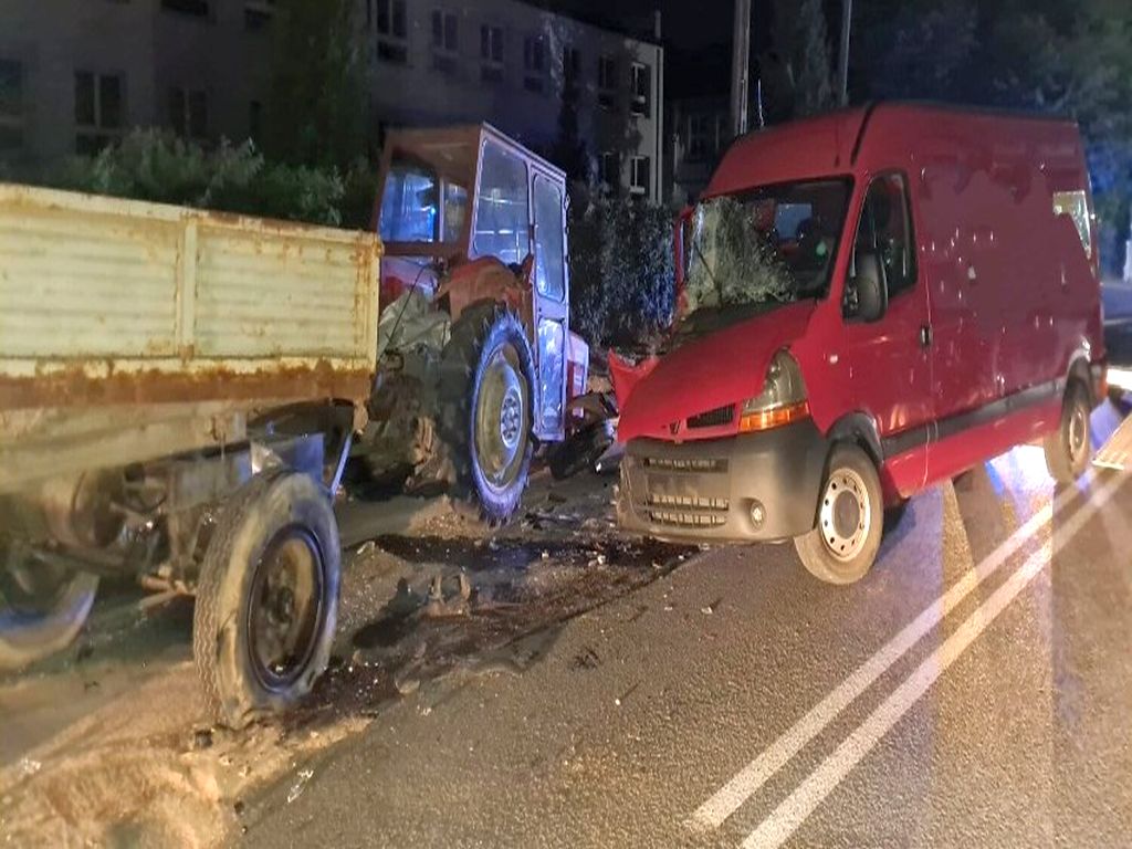 kpp radomsko, wypadek, zderzenie, bus, ciągnik, pijany kierowca