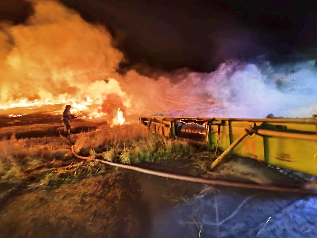 kp psp wieluń pożar, kombajn, zboże na pniu, ściernisko, słoma, akcja gaśnicza