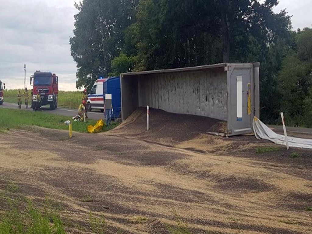 kp psp szczytno, wypadek, wywrócona ciężarówka, ranny kierowca, rzepak, transport rzepaku