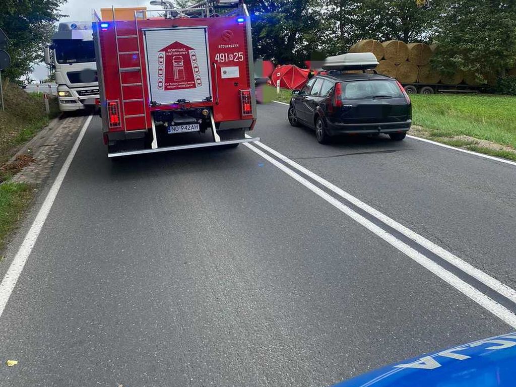 kpp mrągowo, kp psp mrągowo, wypadek, zderzenie, ciężarówka, motorower, śmierć kierowcy, transport słomy, słoma, baloty