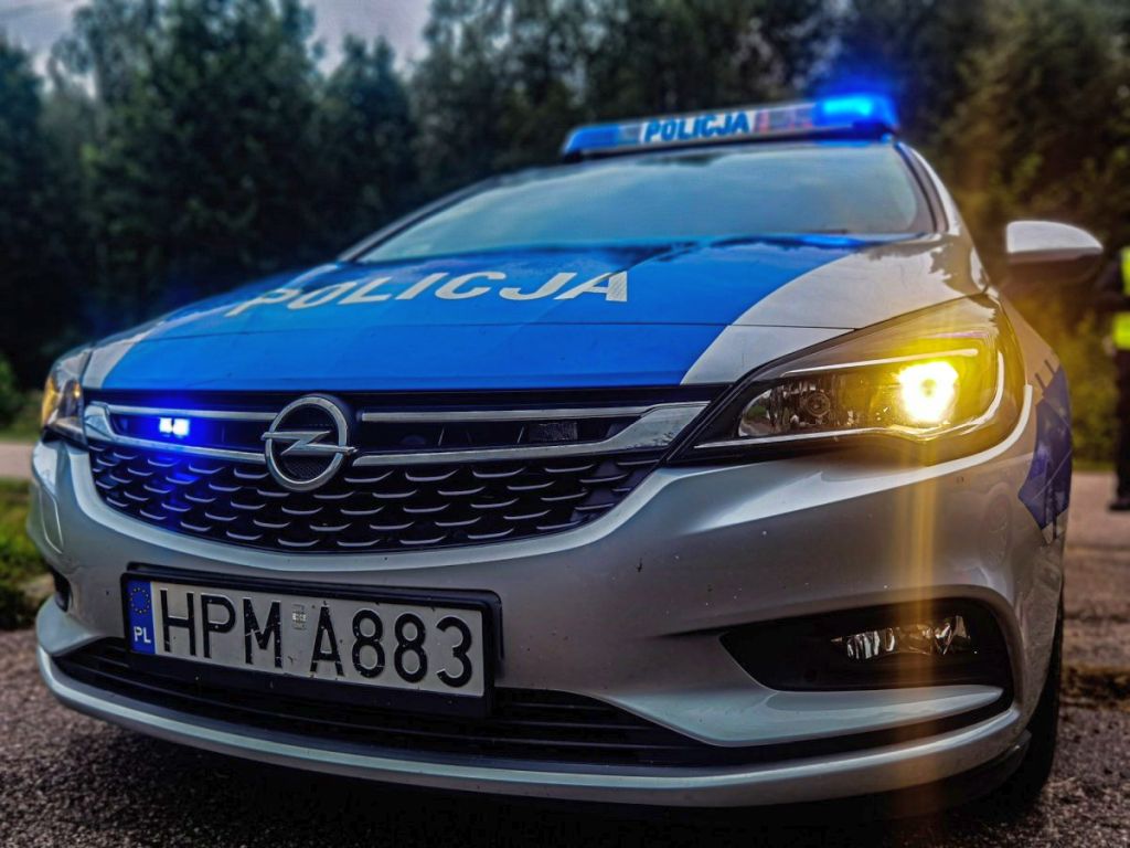 kpp wieluń, policjanci, eskorta, pilotaż, użądlenie, szerszenie, prace polowe