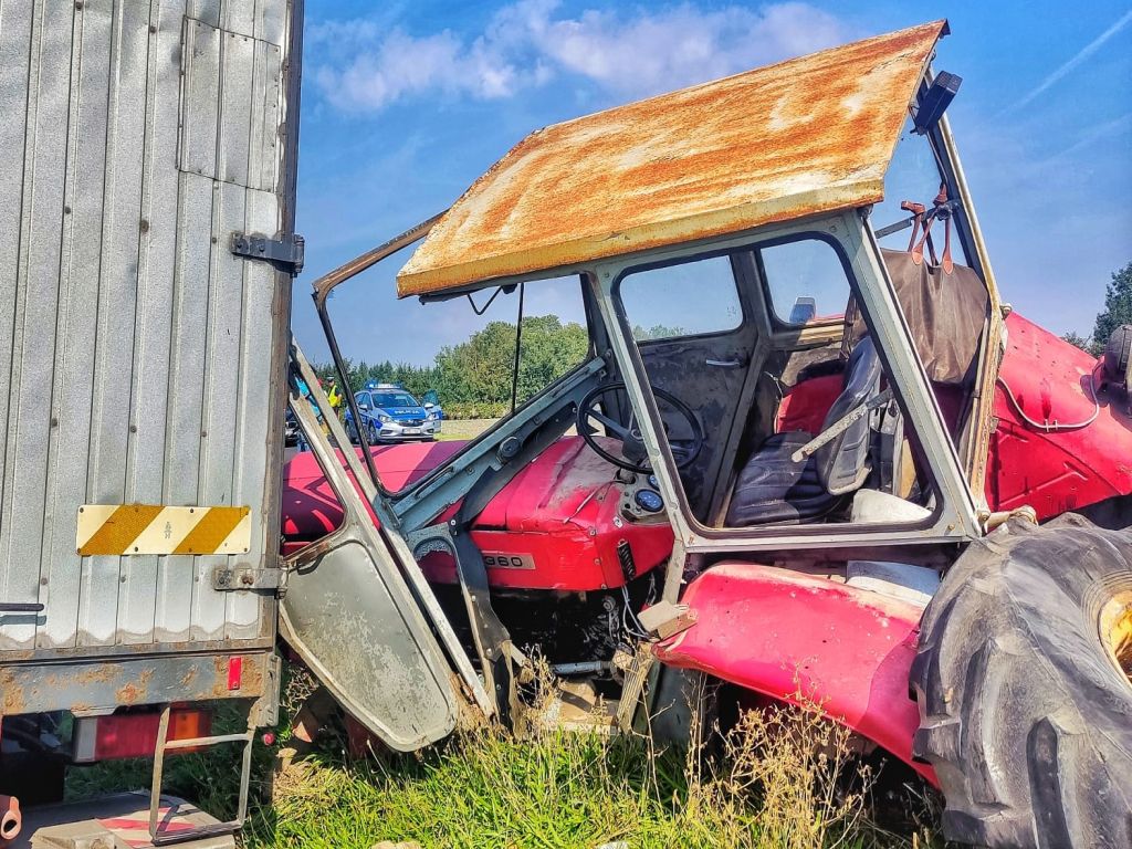 kpp łuków, wypadek, zdarzenie drogowe, ciężarówka, ciągnik rolniczy, ranny traktorzysta