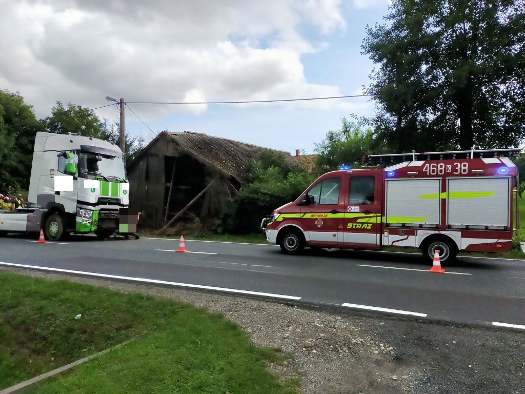 kp psp miechów, wypadek, ciągnik siodłowy, osp maków, stodoła