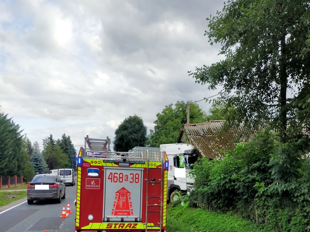 kp psp miechów, wypadek, ciągnik siodłowy, osp maków, stodoła