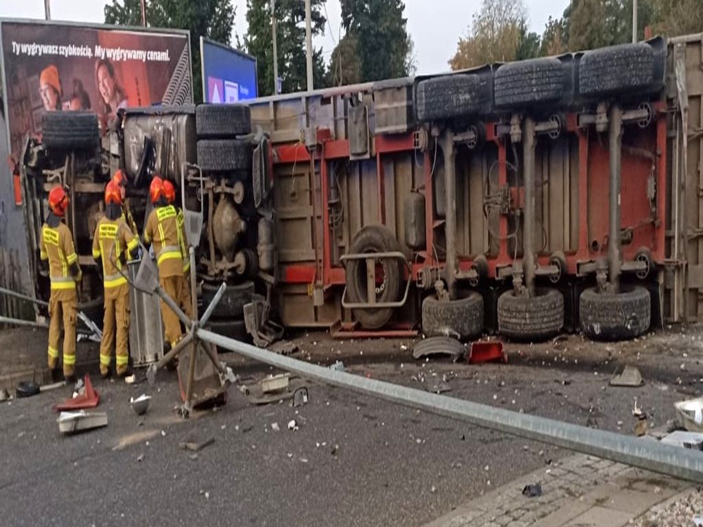 kmp ostrołęka, wypadek, kolizja, zdarzenie drogowe, ciężarówka, zboże, transport zboża
