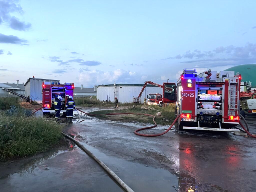 km psp biała podlaska, pożar, zbiornik, biogazownia, piorun, wyładowanie atmosferyczne, akcja