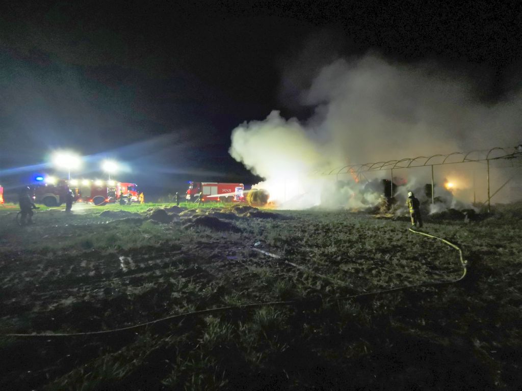 km psp kalisz, pożar, gospodarstwo, słoma, baloty, wiata, kombajn