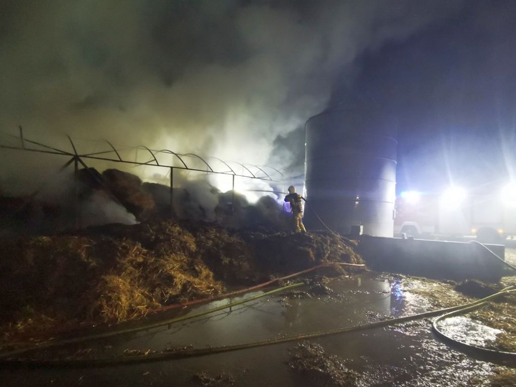 km psp kalisz, pożar, gospodarstwo, słoma, baloty, wiata, kombajn