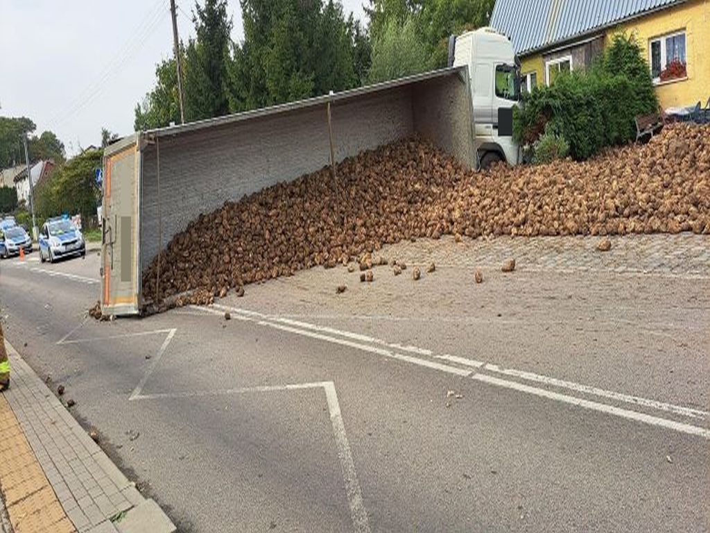 kpp sztum, kolizja, zdarzenie drogowe, wywrócona ciężarówka, naczepa, buraki, transport buraków
