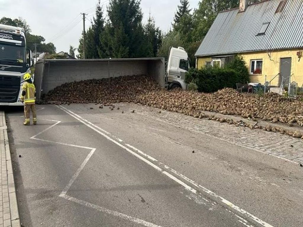 kpp sztum, kolizja, zdarzenie drogowe, wywrócona ciężarówka, naczepa, buraki, transport buraków