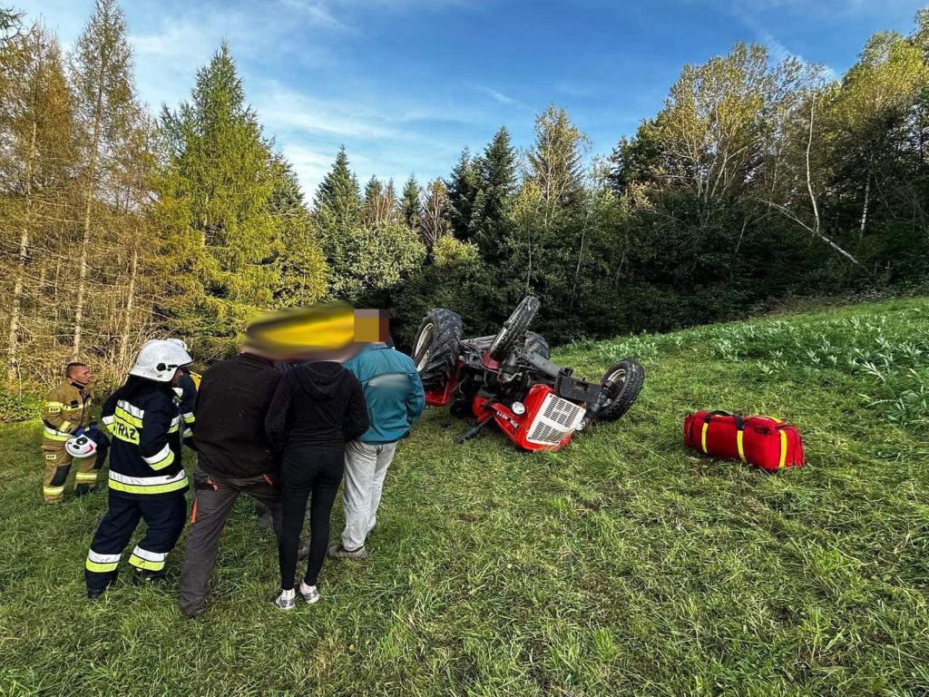 km psp nowy sącz, wypadek, wywrócony ciągnik, ranny traktorzysta, osp