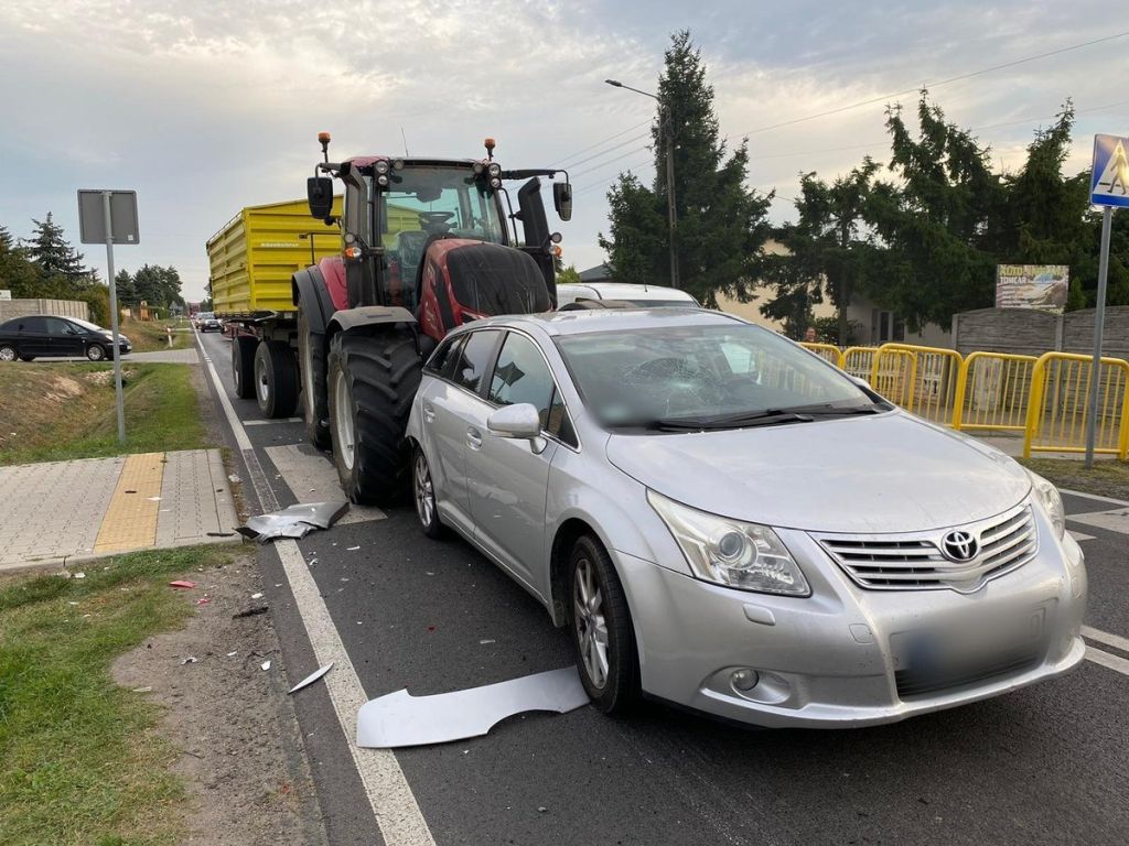 kpp koło, wypadek, zdarzenie drogowe, zderzenie, ciągnik, auto, osobówka, potrącenie, pasy, chłopiec