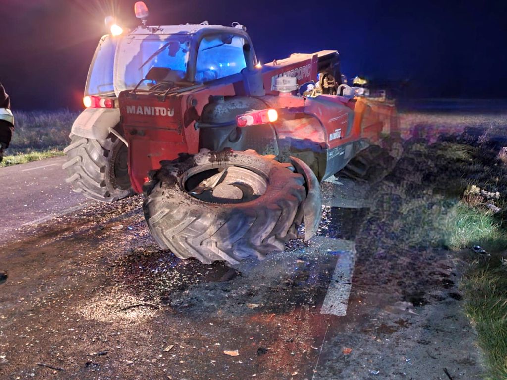 kpp olecko, psp łuków, wypadek, zdarzenie drogowe, samochód, ciągnik, ładowarka, poszkodowani