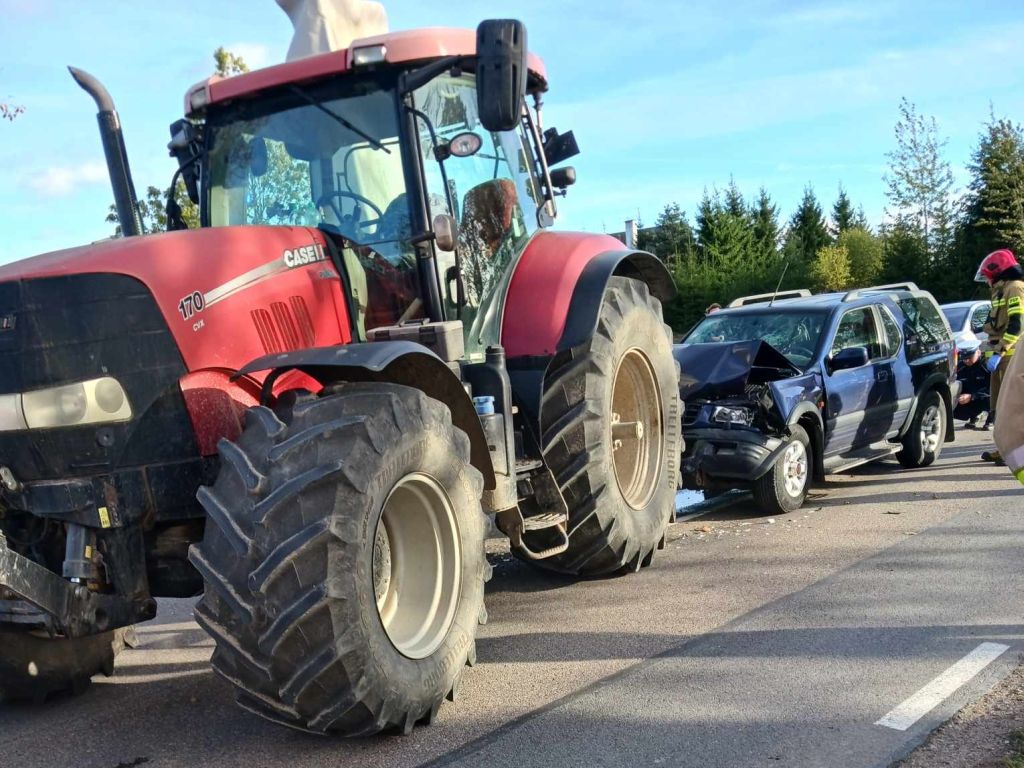 kpp olecko, psp łuków, wypadek, zdarzenie drogowe, samochód, ciągnik, ładowarka, poszkodowani