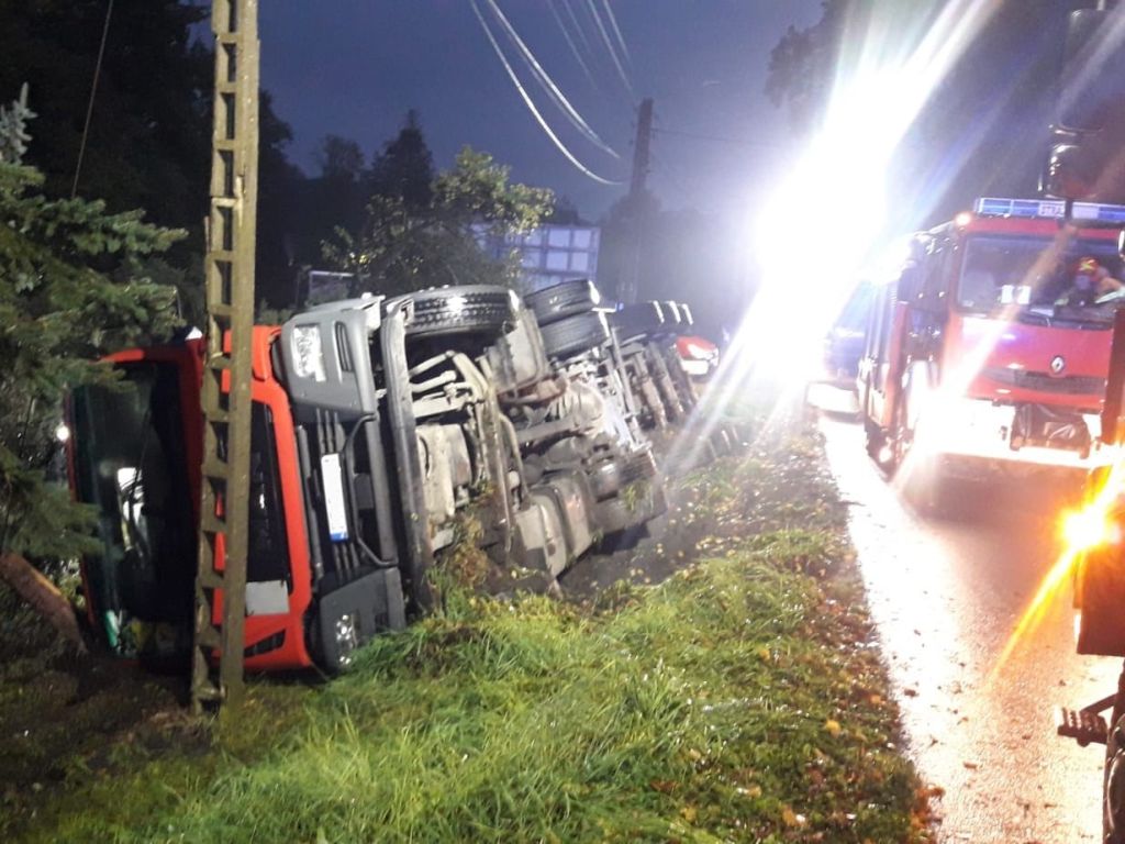 kpp tarnowskie góry, kolizja, zdarzenie drogowe, wywrócona ciężarówka, cysterna, transport, krew zwierzęca
