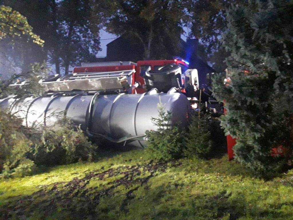 kpp tarnowskie góry, kolizja, zdarzenie drogowe, wywrócona ciężarówka, cysterna, transport, krew zwierzęca