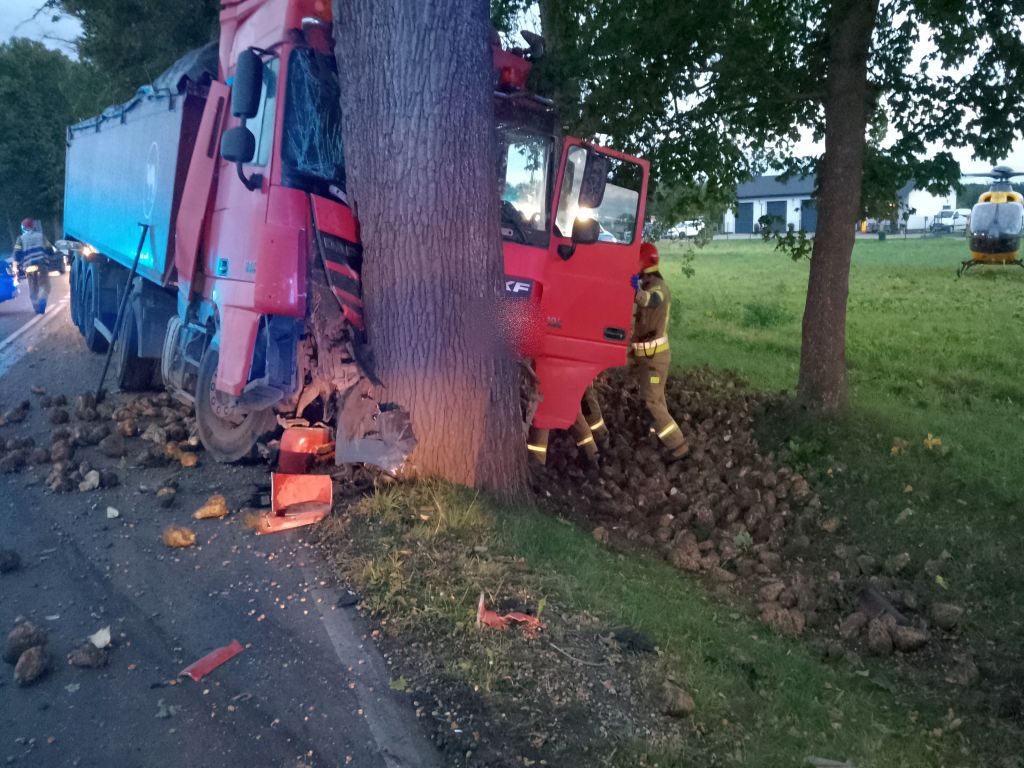 kpp lidzbark, kp psp lidzbark, wypadek, zdarzenie drogowe, ciężarówka, osobówka, buraki, transport buraków
