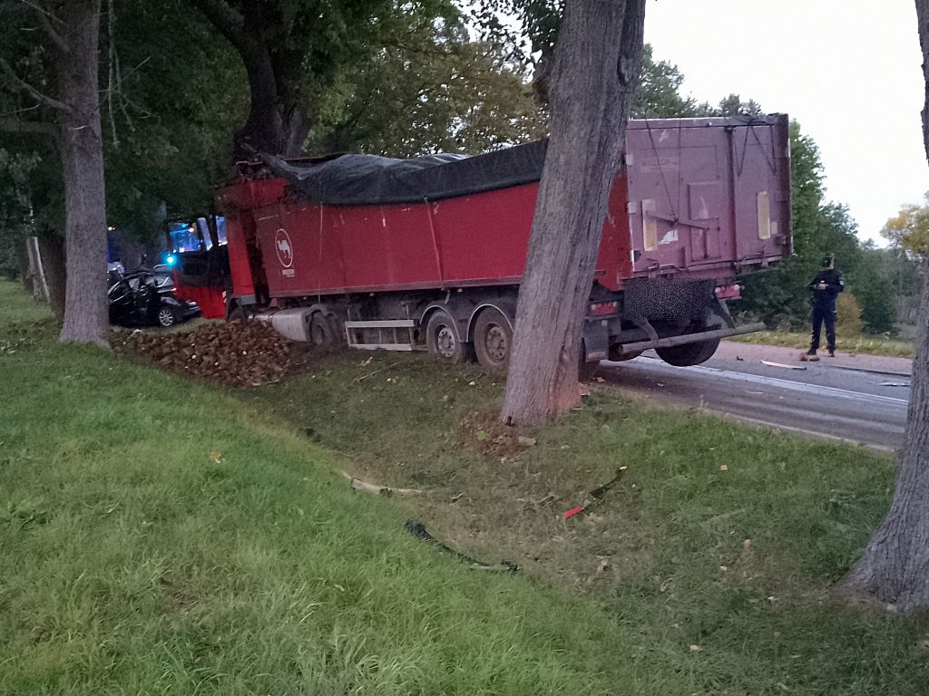 kpp lidzbark, kp psp lidzbark, wypadek, zdarzenie drogowe, ciężarówka, osobówka, buraki, transport buraków