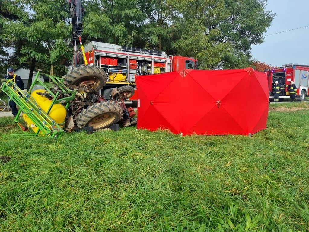 kwp kielce, wypadek, prace polowe, przygnieciony traktorzysta, wywrócony ciągnik, śmierć traktorzysty, zgon